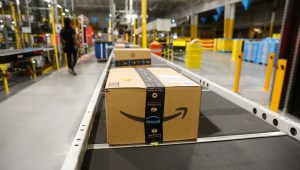 Los productos se ven en una cinta transportadora en un centro logístico de Amazon donde se clasifican y envían como pedidos el mismo día durante el Cyber ​​Monday el 27 de noviembre de 2023 en Tampa, Florida. (Foto: Octavio Jones/Getty Images).