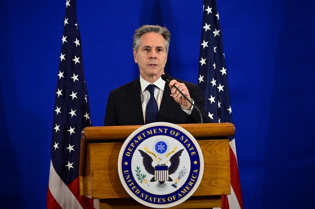 El secretario de Estado de EE.UU., Antony Blinken, habla durante una conferencia de prensa en Río de Janeiro, Brasil, el jueves. (Pablo Porciúncula/AFP/Getty Images)