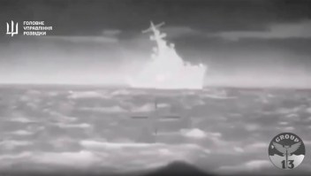La inteligencia militar de Ucrania publicó imágenes nocturnas que, según dijo, mostraban drones marinos destruyendo el "Ivanovets", un buque de guerra ruso. (Crédito: Inteligencia de defensa de Ucrania/Telegram)