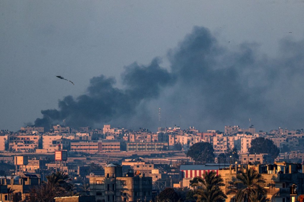Se vuelan cometas sobre Rafah mientras se eleva humo durante el bombardeo israelí de Khan Yunis en el sur de Ciudad de Gaza el 9 de febrero de 2024. (Foto de SAID KHATIB/AFP vía Getty Images)