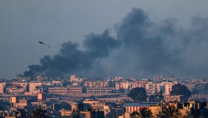 Se vuelan cometas sobre Rafah mientras se eleva humo durante el bombardeo israelí de Khan Yunis en el sur de Ciudad de Gaza el 9 de febrero de 2024. (Foto de SAID KHATIB/AFP vía Getty Images)