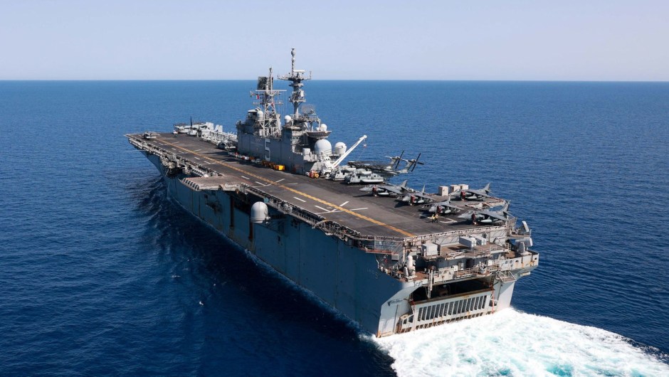 En esta fotografía de agosto de 2023, el USS Bataan transita por el Mar Rojo. (Comando Central de las Fuerzas Navales de EE. UU./Reuters/Archivo)