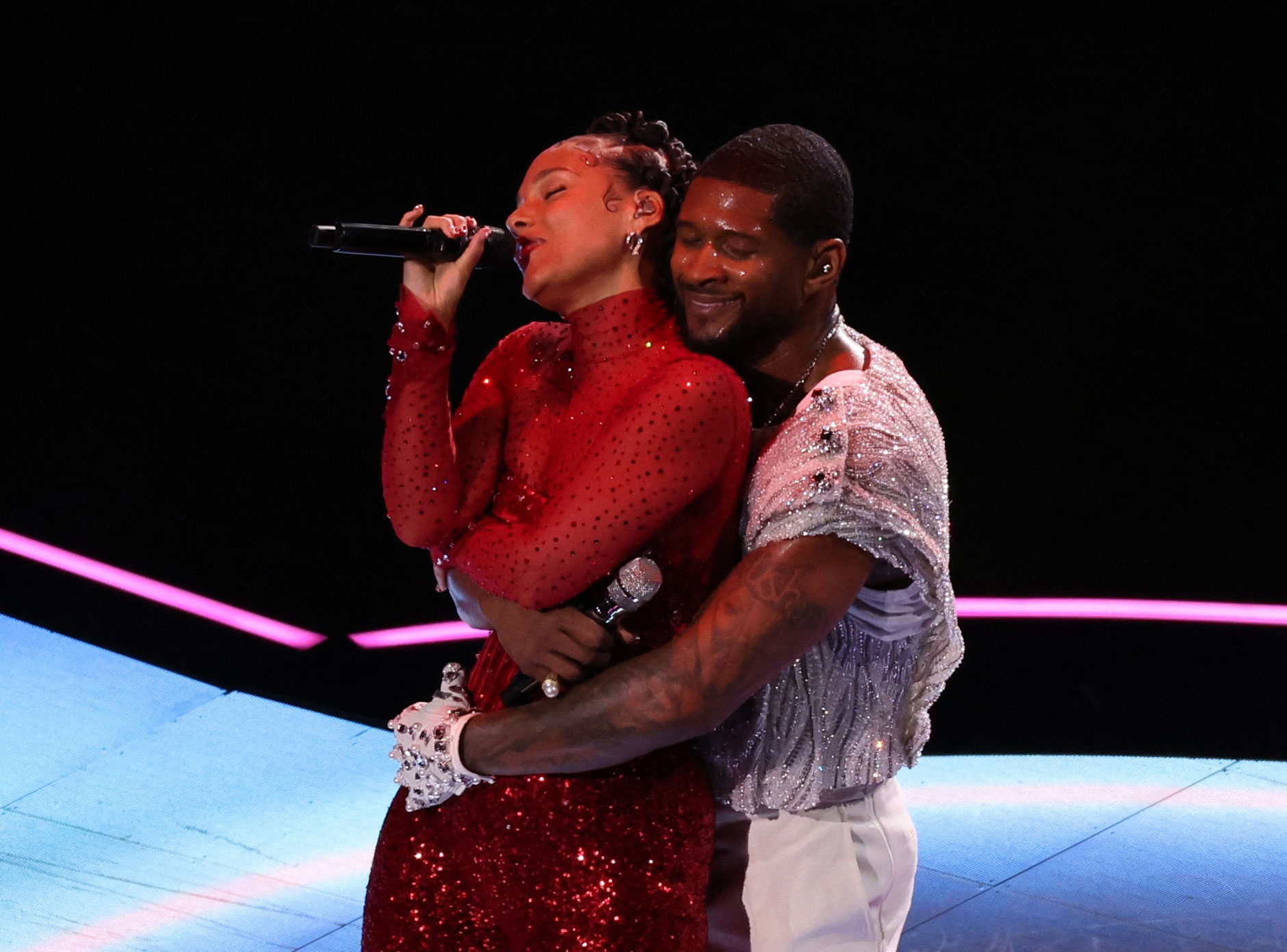 Alicia Keys y Usher. (Crédito: Mike Blake/Reuters)