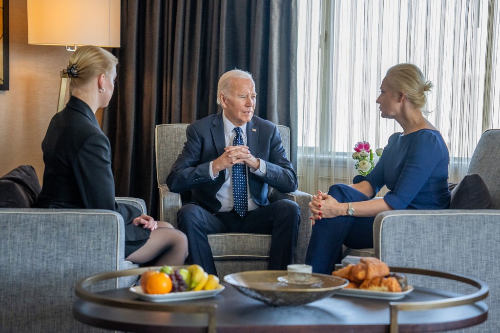 En una fotografía publicada por la Casa Blanca el jueves, se ve al presidente Joe Biden reuniéndose con la esposa y la hija de Aleksey Navalny, Yulia y Dasha Navalnaya, en San Francisco, California. (Crédito: La Casa Blanca)