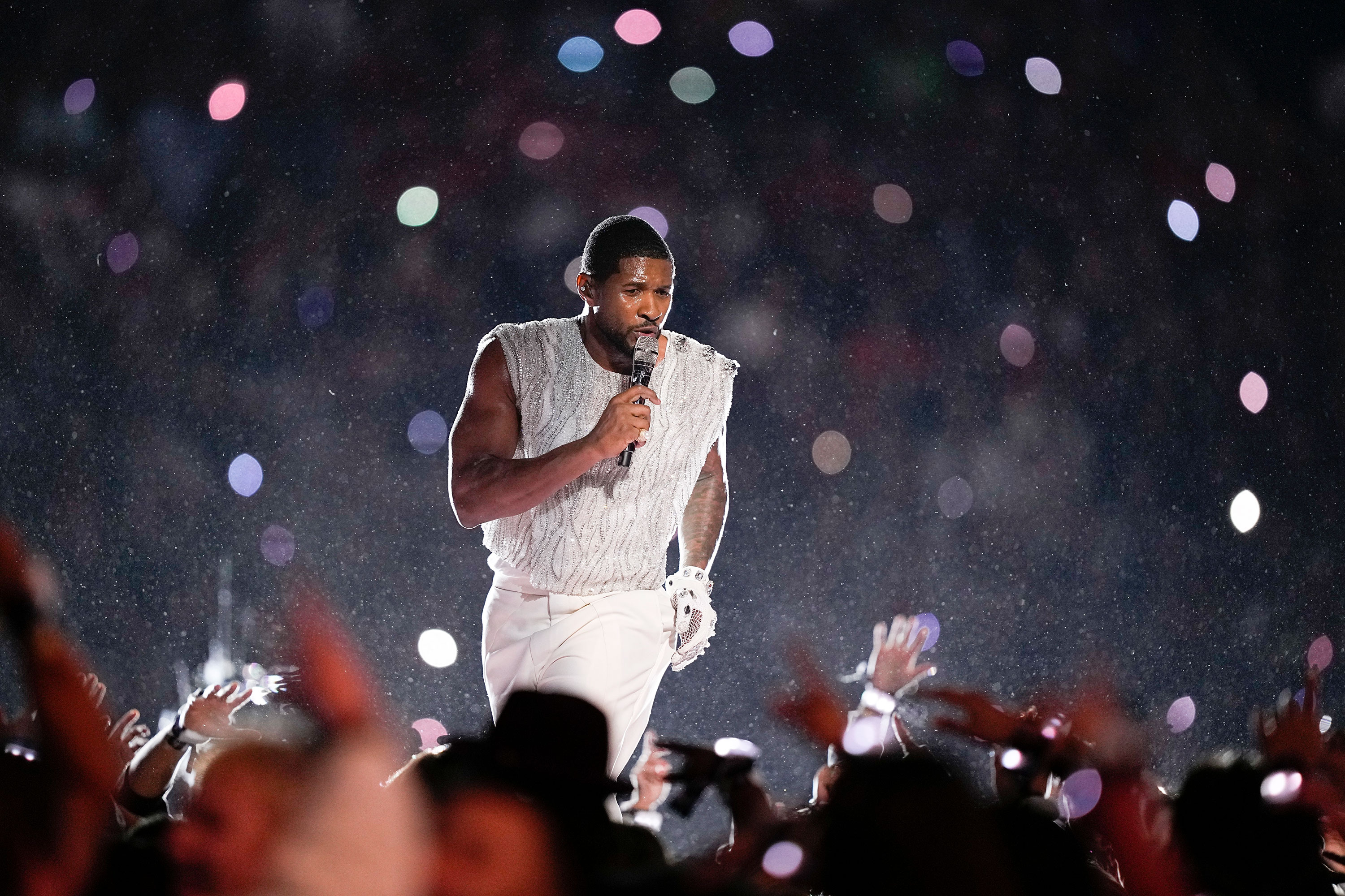 Usher actúa durante el medio tiempo del Super Bowl 2024. (Crédito: Brynn Anderson/AP)
