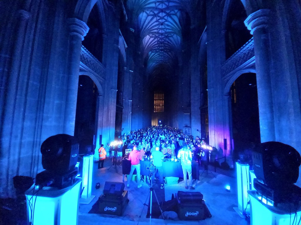 La primera fiesta tipo discoteca silenciosa tuvo lugar el jueves por la noche. (Crédito: Catedral de Canterbury)