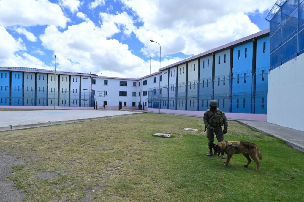 Un miembro del Ejército es visto durante un recorrido con la prensa en el Centro de Rehabilitación Social Regional Centro Norte Cotopaxi en Latacunga, Ecuador, el 22 de febrero de 2024. (Foto de RODRIGO BUENDIA/AFP vía Getty Images )