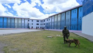 Un miembro del Ejército es visto durante un recorrido con la prensa en el Centro de Rehabilitación Social Regional Centro Norte Cotopaxi en Latacunga, Ecuador, el 22 de febrero de 2024. (Foto de RODRIGO BUENDIA/AFP vía Getty Images )