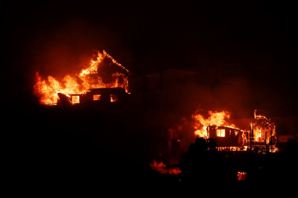 Casas arden durante un incendio en Viña del Mar, Chile, el 3 de febrero de 2024. (Foto de JAVIER TORRES/AFP vía Getty Images)