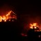 Casas arden durante un incendio en Viña del Mar, Chile, el 3 de febrero de 2024. (Foto de JAVIER TORRES/AFP vía Getty Images)