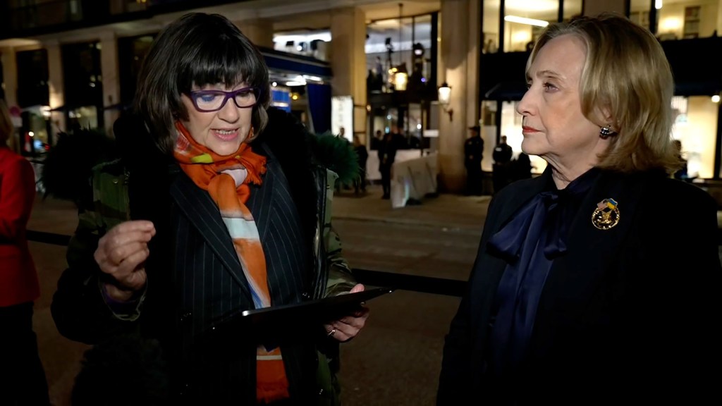 La exsecretaria de Estado de Estados Unidos, Hillary Clinton, habla con Christiane Amanpour de NN al margen de la Conferencia de Seguridad de Múnich el viernes 16 de febrero. (CNN)