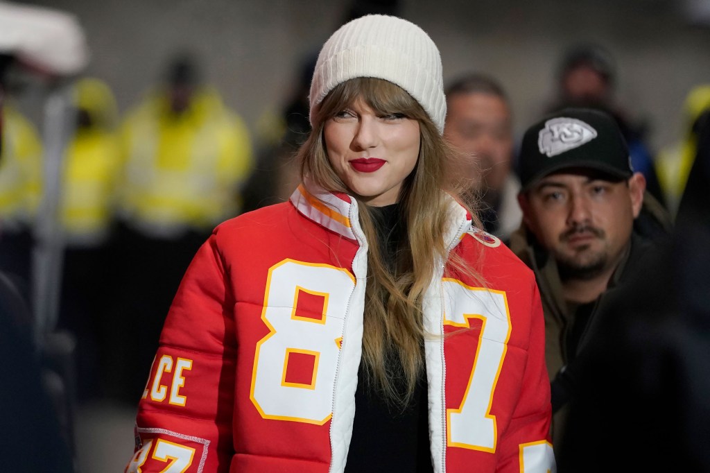 Taylor Swift llega al juego de los Chiefs en Kansas City el 13 de enero. (Crédito: Ed Zurga/AP)