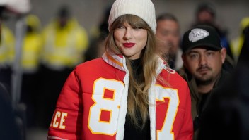 Taylor Swift llega al juego de los Chiefs en Kansas City el 13 de enero. (Crédito: Ed Zurga/AP)