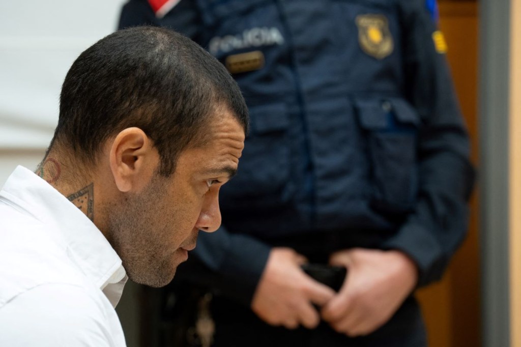 El futbolista Dani Alves observa el inicio de su juicio en el Tribunal Superior de Justicia de Cataluña en Barcelona, ​​el 5 de febrero de 2024. (DAVID ZORRAKINO/POOL/AFP via Getty Images)