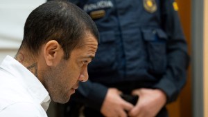 El futbolista Dani Alves observa el inicio de su juicio en el Tribunal Superior de Justicia de Cataluña en Barcelona, ​​el 5 de febrero de 2024. (DAVID ZORRAKINO/POOL/AFP via Getty Images)