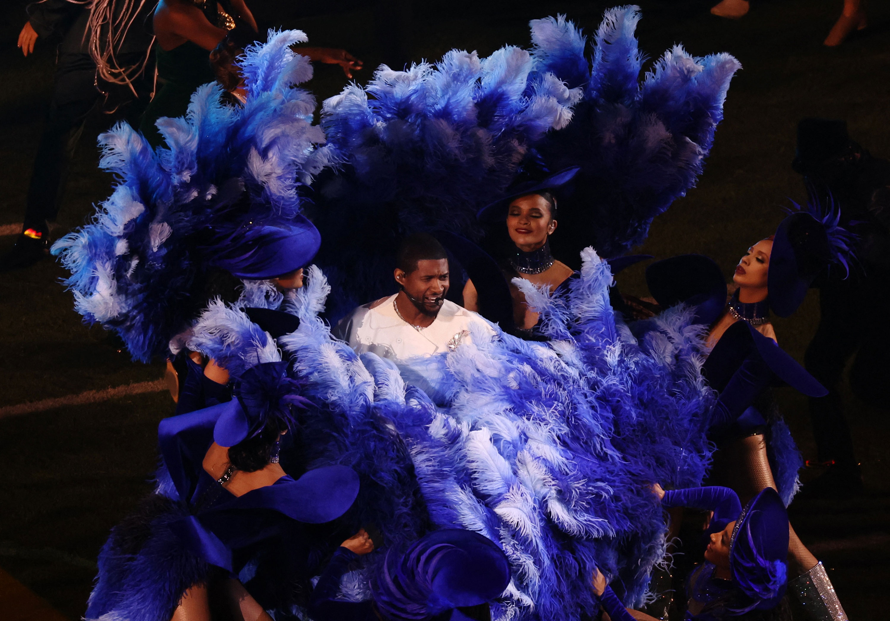 Usher durante el espectáculo de medio tiempo del Super Bowl. (Crédito: Mike Blake/Reuters)