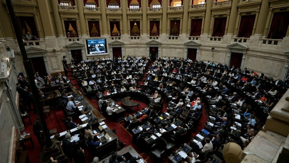 Los legisladores debaten la "ley ómnibus" del Gobierno en el Congreso de Buenos Aires el 2 de febrero de 2024. (JUAN MABROMATA/AFP via Getty Images)