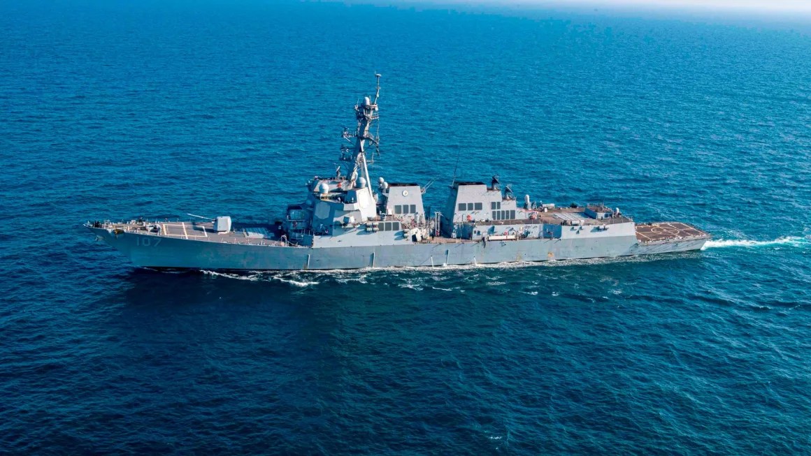 Un buque de guerra estadounidense estuvo cerca de un misil hutí en el Mar Rojo