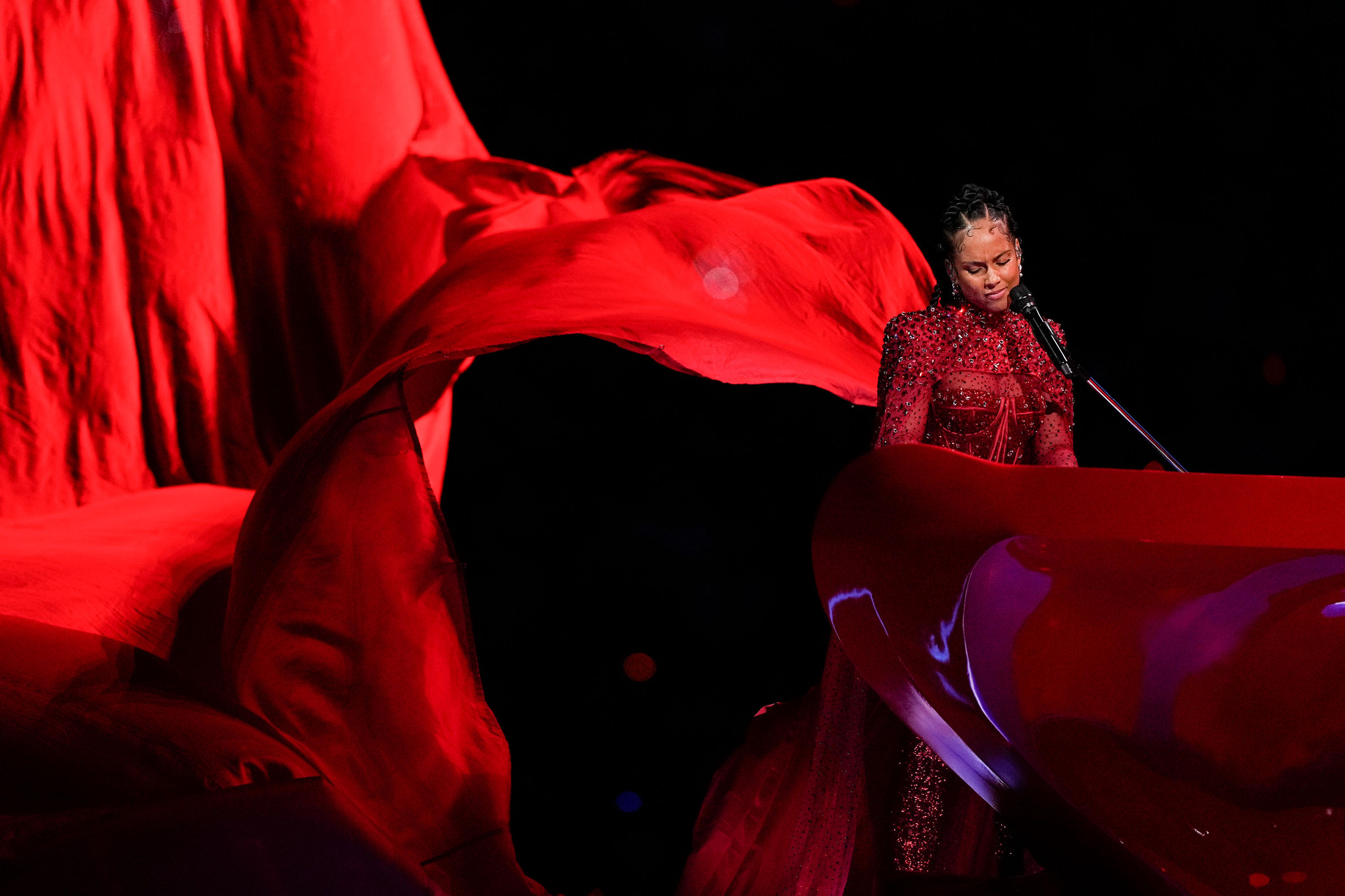 Alicia Keys actúa durante el medio tiempo. (Crédito: Brynn Anderson/AP)