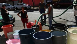 La gente llena baldes de una pipa de agua en el barrio de Azcapotzalco en la Ciudad de México el 26 de enero de 2024. (Foto: Henry Romero/Reuters).