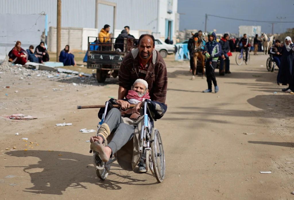 Pacientes palestinos evacuados del Hospital Nasser han ido llegando a Rafah. (Mohamed Salem/Reuters)