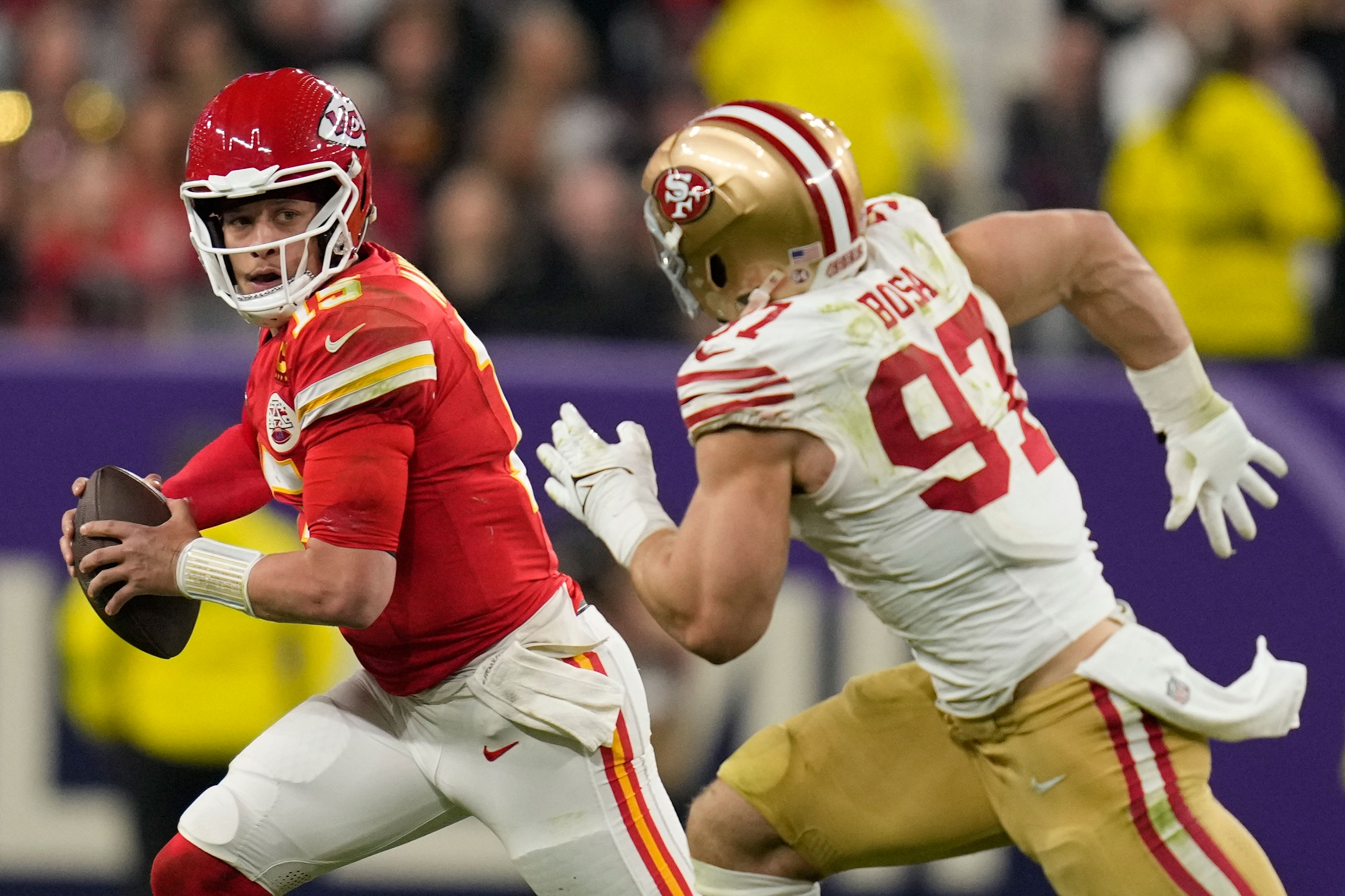 El ala defensiva de los 49ers de San Francisco Nick Bosa persigue al quarterback de los Chiefs de Kansas City Patrick Mahomes durante la segunda mitad del Super Bowl 58 de la NFL el domingo 11 de febrero de 2024, en Las Vegas. (Crédito: AP Photo/Ashley Landis)