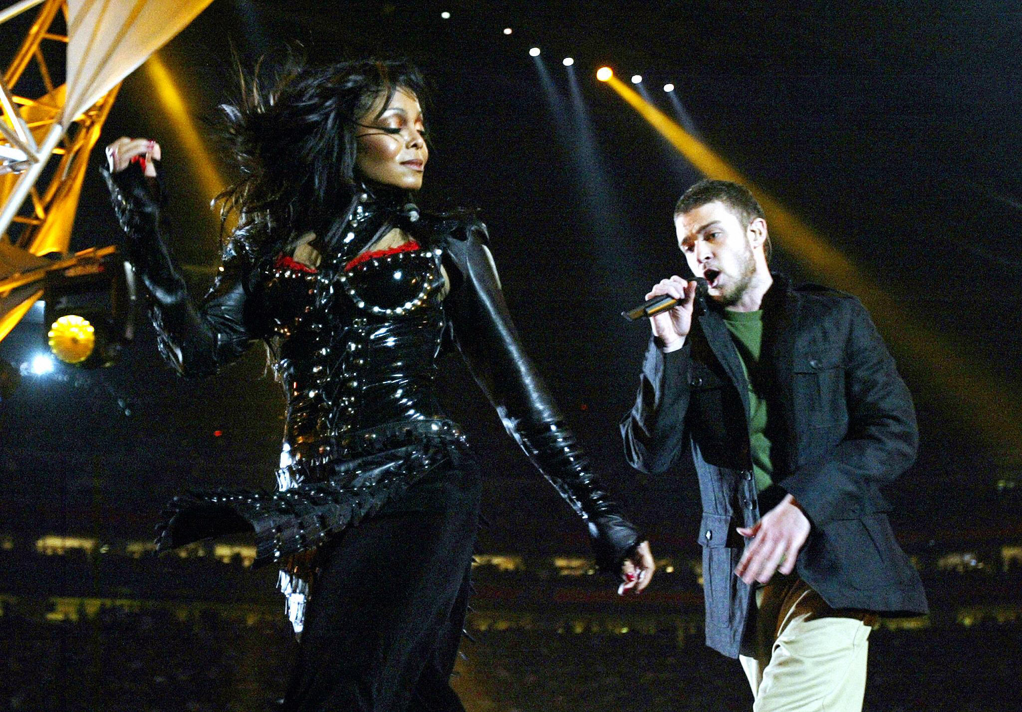 Janet Jackson y Justin Timberlake actúan en el espectáculo de medio tiempo del Super Bowl en 2004. (Crédito: Jeff Haynes/AFP vía Getty Images)
