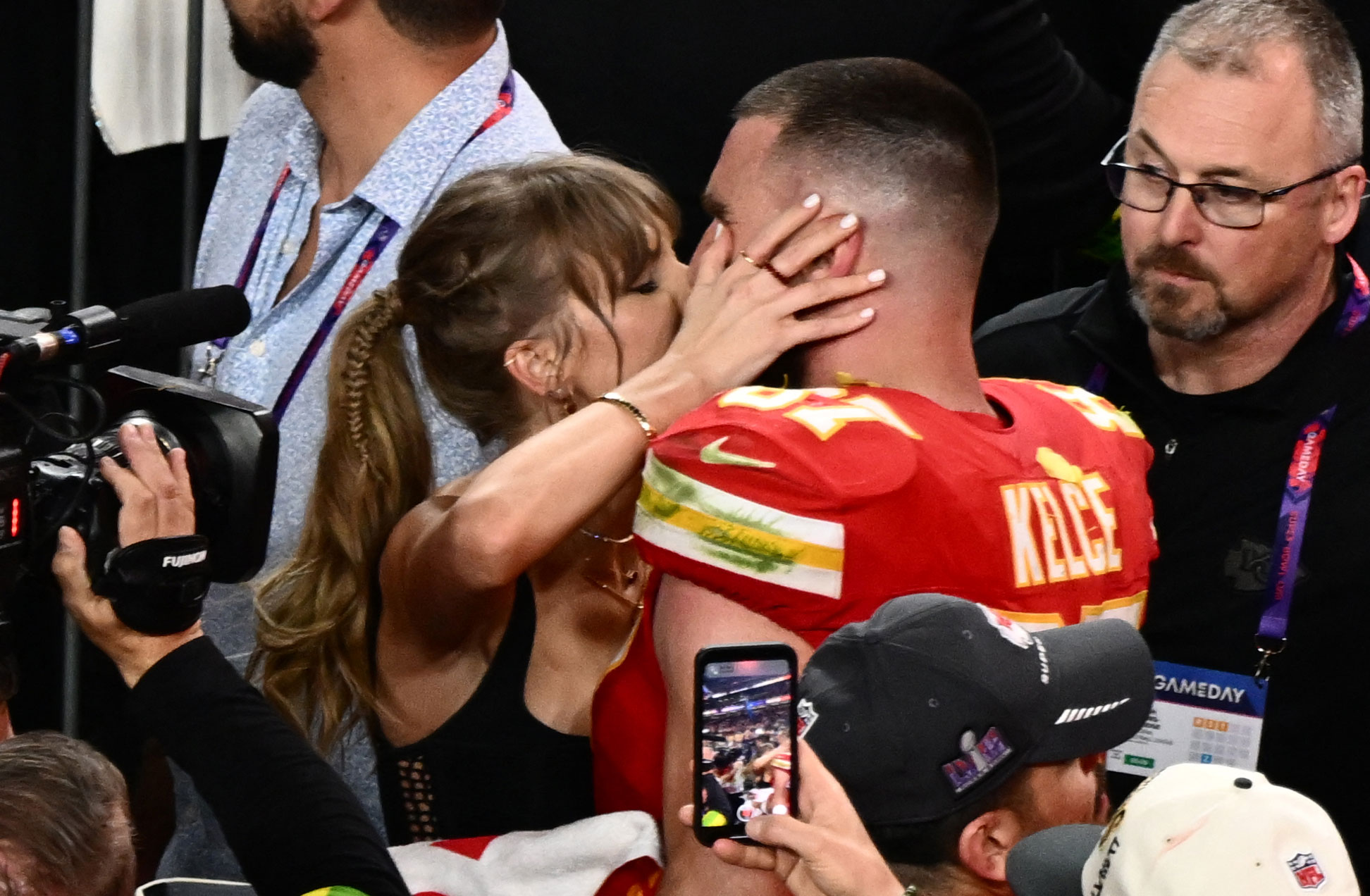 Taylor Swift besa a Travis Kelce después de que los Chiefs ganaron el Super Bowl LVIII. (Crédito: Patrick T. Fallon/AFP vía Getty Images)