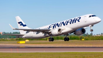 Finnair está pesando a los pasajeros voluntarios en la puerta de embarque. (Markus Mainka/dpa/AP)