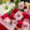 Una mujer arregla flores compradas el día de San Valentín en Whole Foods Market en Annapolis, Maryland, el 14 de febrero de 2023. (Foto de JIM WATSON/AFP vía Getty Images)