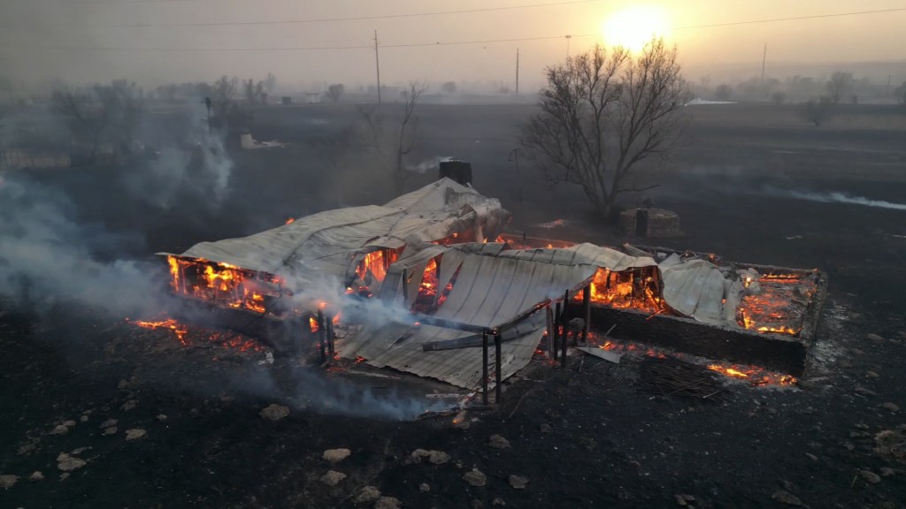 Un edificio arde en Canadian, Texas. (Michael Barba/LSM)
