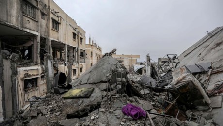La gente inspecciona los daños y recupera artículos de sus hogares luego de los ataques aéreos israelíes el 27 de febrero de 2024 en Rafah, Gaza. (Foto de Ahmad Hasaballah/Getty Images)