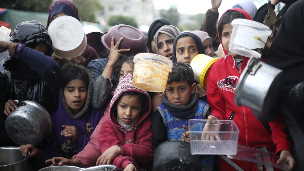 Los palestinos hacen fila para recibir ayuda alimentaria en Khan Younis, Gaza, el 2 de febrero. (Foto: Hatem Ali/AP).