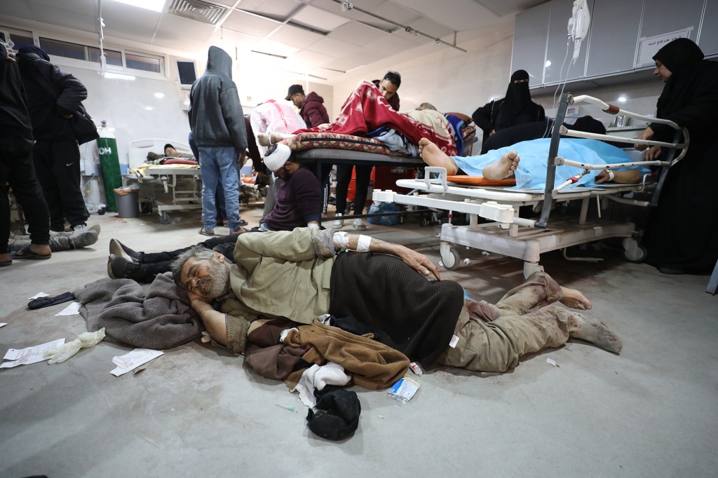 Los palestinos heridos reciben tratamiento médico en el hospital Al-Shifa de Gaza el 29 de febrero. (Foto: Dawoud Abo Alkas/Anadolu/Getty Images).