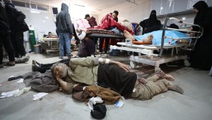 Los palestinos heridos reciben tratamiento médico en el hospital Al-Shifa de Gaza el 29 de febrero. (Foto: Dawoud Abo Alkas/Anadolu/Getty Images).