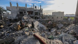 La gente inspecciona los daños a sus hogares tras los ataques aéreos israelíes el 12 de febrero en Rafah, Gaza. (Ahmad Hasaballah/Getty Images)