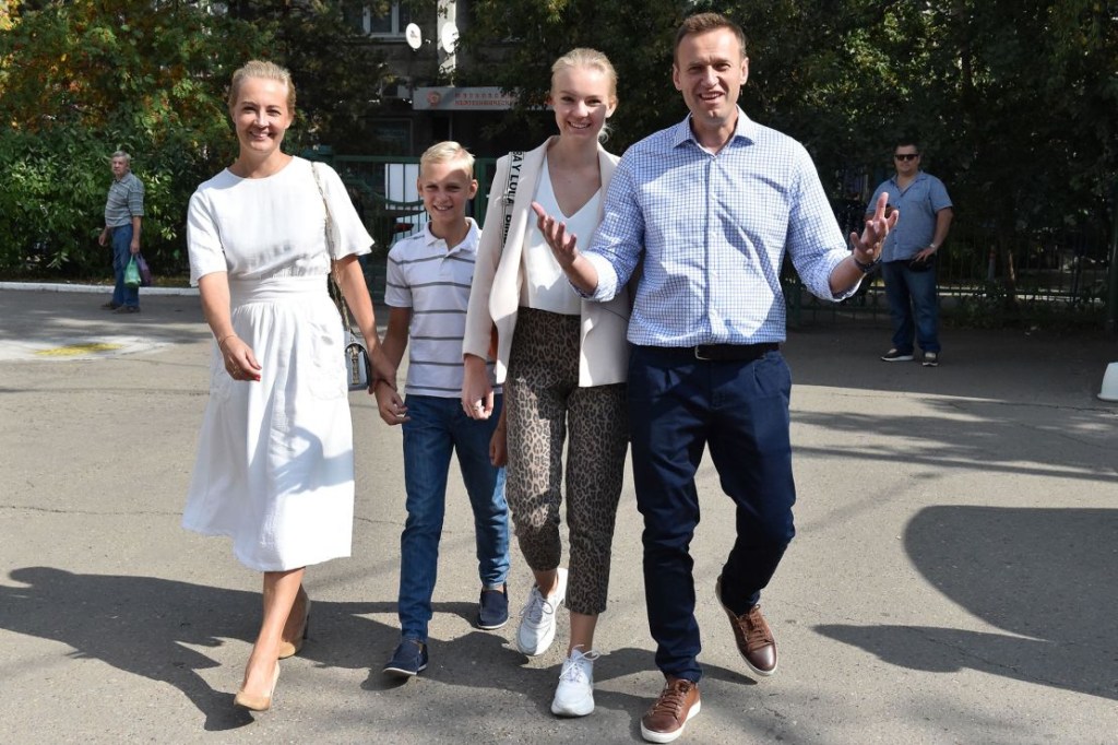 Navalny camina con su familia hacia un colegio electoral durante las elecciones a la Duma de la ciudad de Moscú en 2019. (Crédito: Vasily Maximov/AFP/Getty Images)