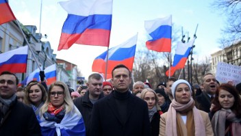 Navalny, su esposa Yulia, la política opositora Lyubov Sobol y otros manifestantes marchan en memoria del asesinado crítico del Kremlin Boris Nemtsov en el centro de Moscú el 29 de febrero de 2020. (Crédito: Kirill Kudryavtsev/AFP/Getty Images)