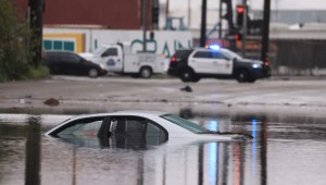 Un coche parcialmente sumergido en una carretera en Long Beach, California, el jueves. (Crédito: David Swanson/AFP/Getty Images)