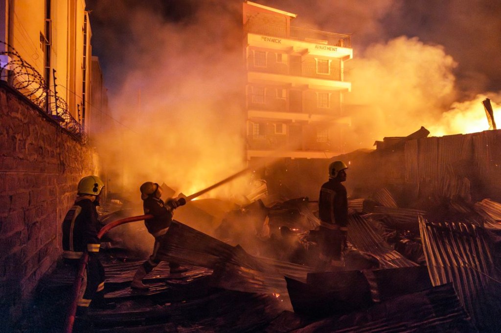 Bomberos luchan contra un incendio tras una serie de explosiones en la zona de Embakasi de Nairobi, Kenya, el 2 de febrero de 2024. (Crédito: Luis Tato/AFP/Getty Images)