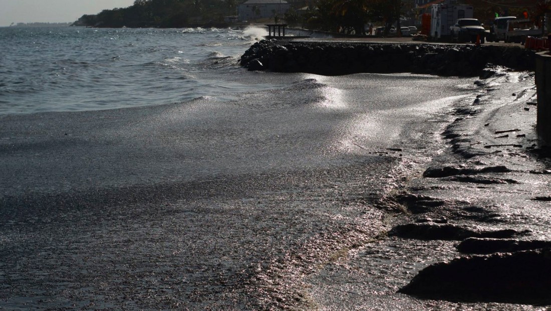 Un buque encalló el 7 de febrero frente a Trinidad y Tobago, provocando un vertido masivo de petróleo en el país caribeño. El gobierno declaró el lunes el estado de emergencia nacional. (Crédito: Clement Williams/AFP/Getty Images)
