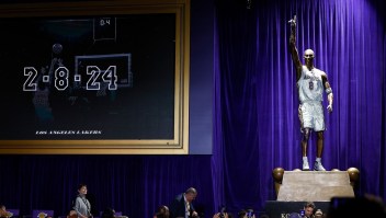 Una estatua de Kobe Bryant fue inaugurada en el Crypto.com Arena el jueves por la noche en Los Ángeles, California. (Crédito: Ronald Martinez/Getty Images)