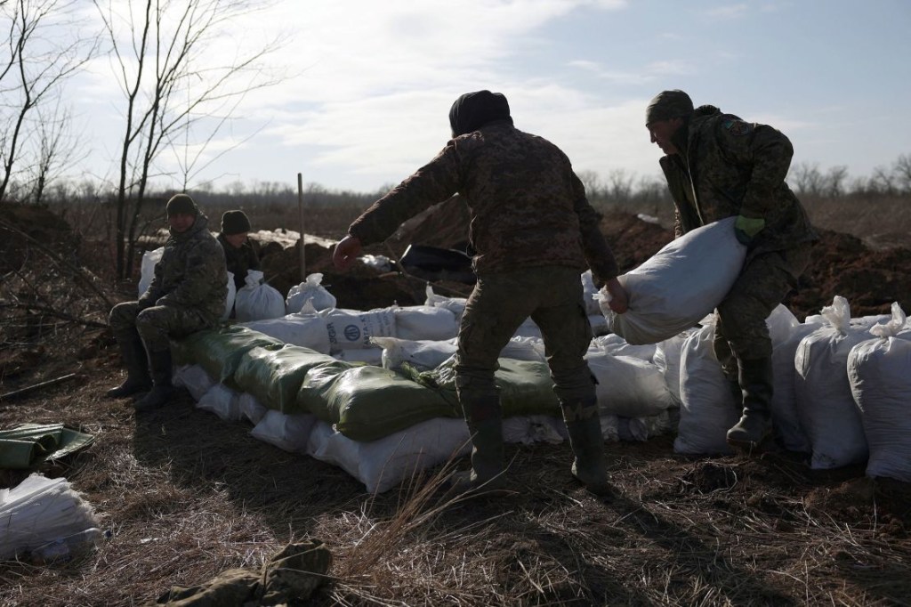 Militares ucranianos apilan sacos de tierra para construir una fortificación no lejos de la ciudad de Avdiivka, en la región ucraniana de Donetsk, el 17 de febrero. (Crédito: Anatoli Stepanov/AFP/Getty Images)