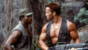 Carl Weathers y Arnold Schwarzenegger en el plató de "Predator" (1987). (Crédito: Sunset Boulevard/Corbis Historical/Getty Images)