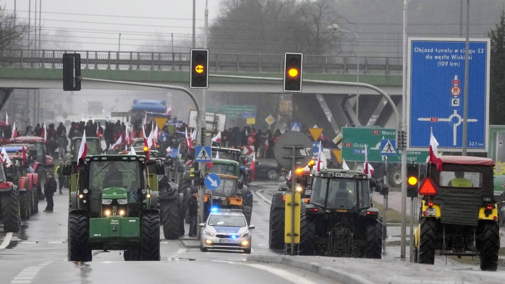 Los agricultores polacos conducen tractores en un convoy en Minsk Mazowiecki, Polonia, el 20 de febrero, mientras intensifican una protesta a nivel nacional contra la importación de alimentos ucranianos y las políticas ambientales de la Unión Europea. (Foto: Czarek Sokolowski/AP).