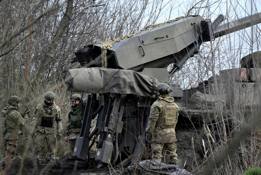 Los militares ucranianos de las Fuerzas de Asalto Aéreo se preparan para disparar un obús autopropulsado en una línea del frente en el sur de Ucrania, el 14 de febrero de 2024. (Foto: Genya Savilov/AFP/Getty Images).