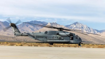 Un helicóptero CH-53E Super Stallion rueda en 2023 en el aeródromo de Inyokern, California. (Foto: Jennifer Sánchez/Cuerpo de Marines de EE. UU./Archivo).