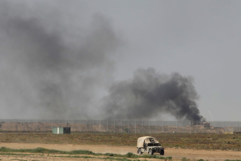Un vehículo israelí de las FDI avanza a lo largo de la frontera con la Franja de Gaza mientras se ve humo sobre Gaza el 28 de febrero de 2024 en el sur de Israel, Israel. (Amir Levy/Getty Images)