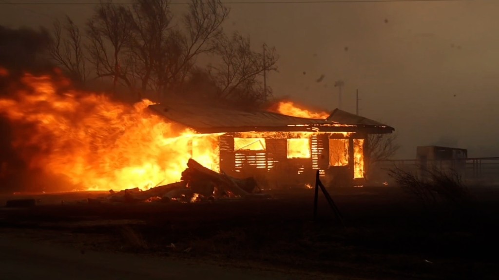 Un edificio en llamas en Canadian, Texas. (Michael Barba/LSM)