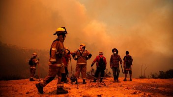 Los bomberos trabajan en la zona de un incendio forestal en las colinas de la comuna de Quilpe, región de Valparaíso, Chile, el 3 de febrero de 2024. La región de Valparaoso y Viña del Mar, en el centro de Chile, se despertó el sábado con un toque de queda parcial para permitir el movimiento de evacuados y traslado de equipos de emergencia en medio de una serie de incendios sin precedentes, informaron las autoridades. (Foto de JAVIER TORRES/AFP vía Getty Images)